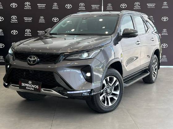 TOYOTA HILUX SW4 2.8 D-4D TURBO DIESEL SRX PLATINUM 7L 4X4 AUTOMÁTICO TOYOTA HILUX SW4 2.8 D-4D TURBO DIESEL SRX PLATINUM 7L 4X4 AUTOMÁTICO